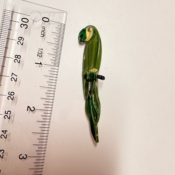 Elegant vintage metal Green Parrot Brooch - Picture 3 of 4